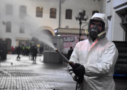 Москва.  Сотрудник центра по проведению спасательных операций особого риска `Лидер` МЧС РФ проводит обработку  Казанского вокзала в рамках мер по борьбе с распространением коронавирусной инфекции.