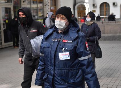 Москва. Сотрудница РЖД в медицинской маске на Казанском вокзале.