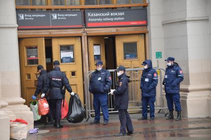 Москва. Сотрудники полиции и Росгвардии на Казанском вокзале.