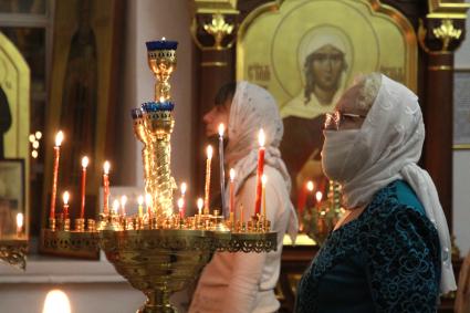 Иркутск. Верующие во время праздничного пасхального богослужения.