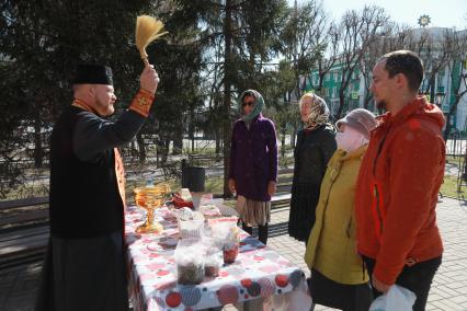 Красноярск. Прихожане во время освящения пасхальных куличей.