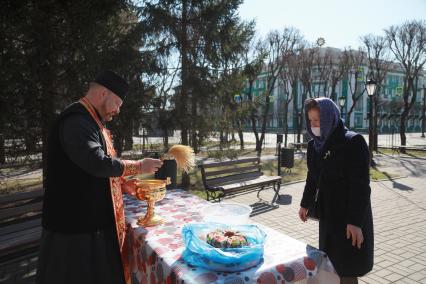 Красноярск. Прихожане во время освящения пасхальных куличей.