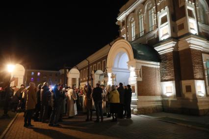 Красноярск. Прихожане около церкви во время Пасхальной службы.