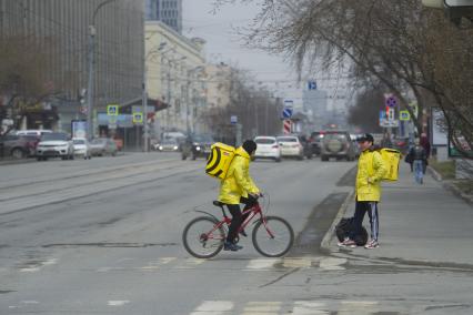 Екатеринбург. Курьеры службы доставки еды \'Яндекс.Еда\' во время режима самоизоляции введеного для нераспространения коронавирусной инфекции COVID-19