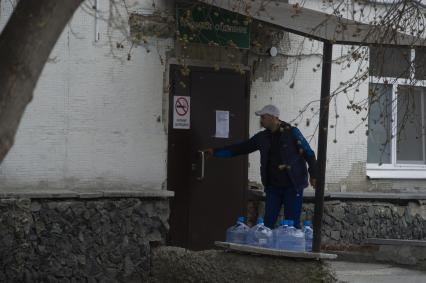 Екатеринбург. Доставка воды в  центральную городскую клиническоую больницу #1 в которой у 78 пациентов и медицинских работников была выявлена коронавирусная инфекция COVID-19, после чего всю больницу закрыли на карантин