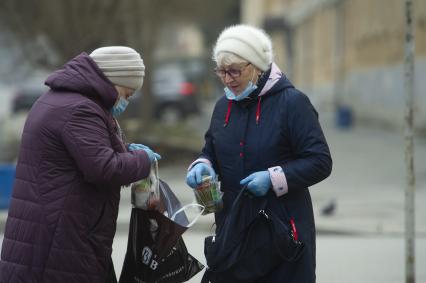 Екатеринбург. Бабушки обмениваются продуктами питания во время режима самоизоляции введеного для нераспространения коронавирусной инфекции COVID-19