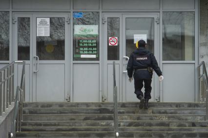 Екатеринбург. Сотрудник полиции у центральной городской клинической больницы #1 в которой у 78 пациентов и медицинских работников была выявлена коронавирусная инфекция COVID-19, после чего всю больницу закрыли на карантин