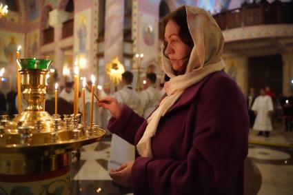 Самара. Верующие во время праздничного пасхального богослужения.