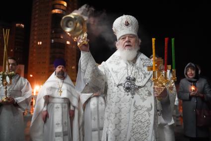 Самара. Священнослужители во время праздничного пасхального богослужения.