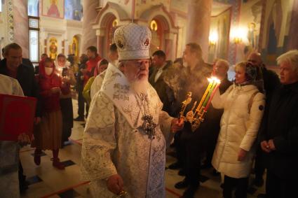 Самара. Священнослужитель во время праздничного пасхального богослужения.