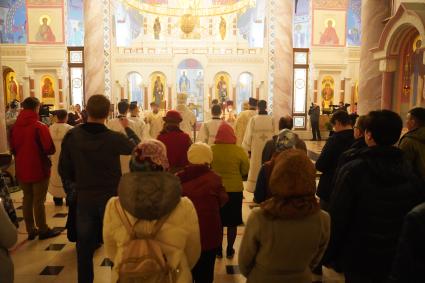 Самара. Верующие во время праздничного пасхального богослужения.