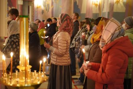 Самара. Верующие во время праздничного пасхального богослужения.