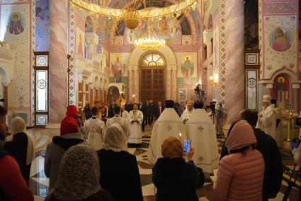 Самара. Верующие во время праздничного пасхального богослужения.