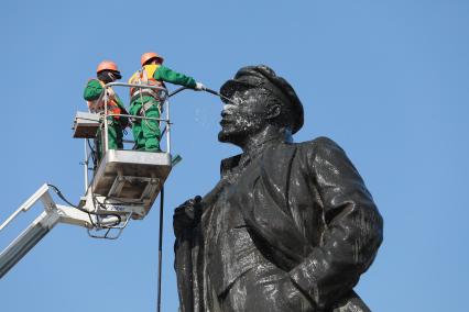 Красноярск. Сотрудники коммунальных служб моют памятник  В.И. Ленину.