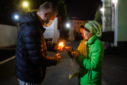 Челябинск. Прихожане в медицинских масках во время Пасхального богослужения.