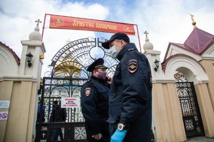 Челябинск. Полицейские проверяют документы  перед началом Пасхального богослужения.