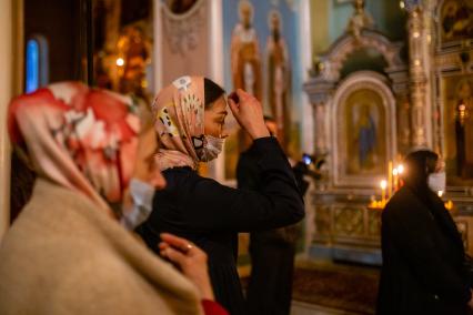 Челябинск. Прихожане в медицинских масках во время Пасхального богослужения.