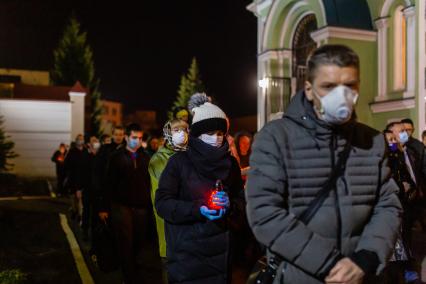 Челябинск. Прихожане в медицинских масках  во дворе церкви во время Пасхального богослужения.