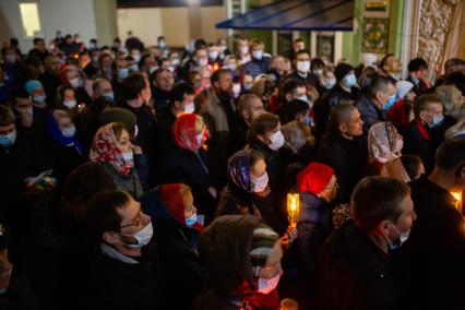 Челябинск. Прихожане в медицинских масках  во дворе церкви во время Пасхального богослужения.