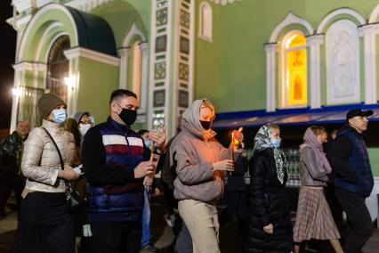 Челябинск. Прихожане в медицинских масках во время Пасхального богослужения.