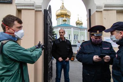 Челябинск. Полицейские проверяют документы перед началом Пасхального богослужения.