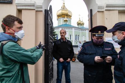 Челябинск. Полицейские проверяют документы  перед началом Пасхального богослужения.