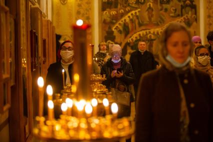 Челябинск. Прихожане в медицинских масках во время Пасхального богослужения.