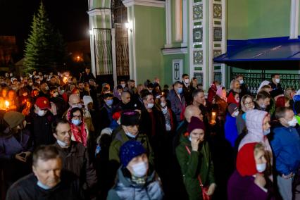 Челябинск. Прихожане в медицинских масках  во дворе церкви во время Пасхального богослужения.