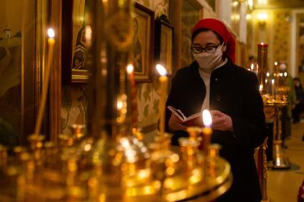 Челябинск. Прихожане в медицинских масках во время Пасхального богослужения.