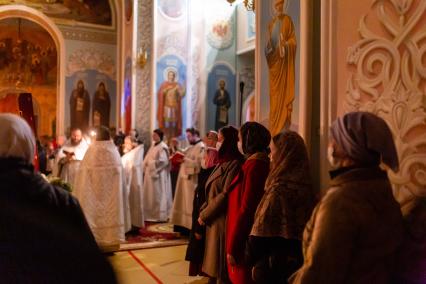 Челябинск. Прихожане в медицинских масках во время Пасхального богослужения.