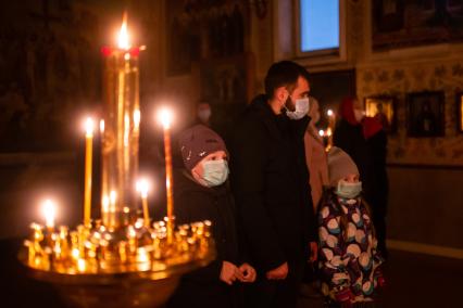 Челябинск. Прихожане в медицинских масках во время Пасхального богослужения.