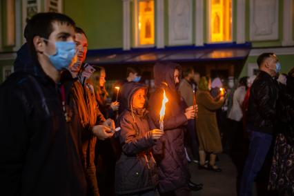 Челябинск. Прихожане в медицинских масках во время Пасхального богослужения.