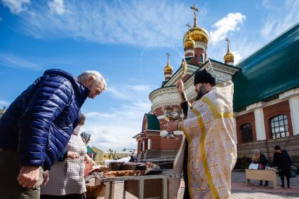 Челябинск. Освящение Пахальных куличей.