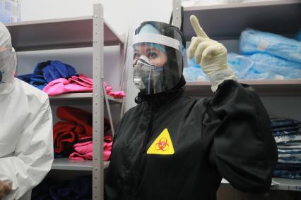 Красноярск. Сотрудник в защитном костюме в здании Сибирского научно-клинического центра ФМБА России.