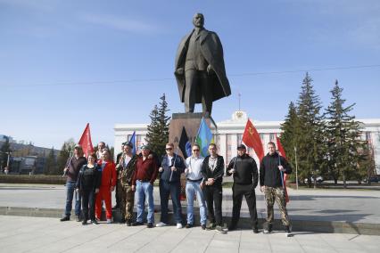 Барнаул. Участники акции,  приуроченной к 150-летию со дня рождения В. И. Ленина, возлагают цветы к его памятнику.