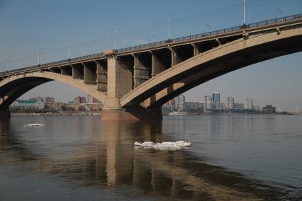 Красноярск. Ледоход на Енисее.