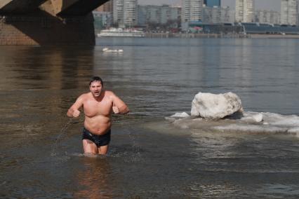 Красноярск. Мужчин  занимается зимним плаванием на Енисее.