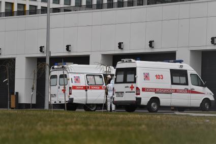 Москва. Автомобили скорой помощи у медицинского центра  `Новомосковский` в Коммунарке.