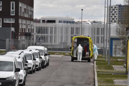 Москва. Сотрудники скорой реанимационной помощи у медицинского центра  `Новомосковский` в Коммунарке.