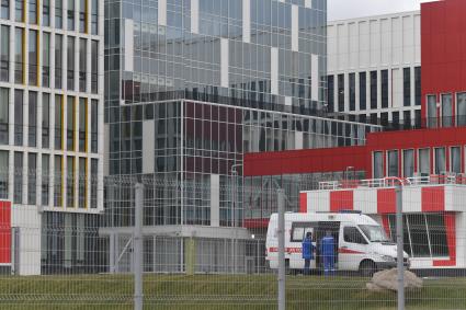 Москва. Автомобиль скорой помощи у медицинского центра `Новомосковский` в Коммунарке.