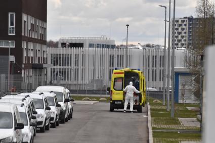 Москва. Сотрудники скорой реанимационной помощи у медицинского центра  `Новомосковский` в Коммунарке.