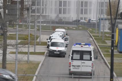 Москва. Автомобиль скорой помощи у медицинского центра  `Новомосковский` в Коммунарке.