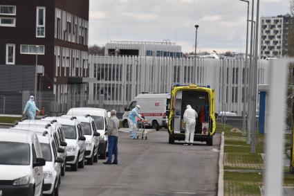 Москва. Сотрудники скорой реанимационной помощи у медицинского центра  `Новомосковский` в Коммунарке.