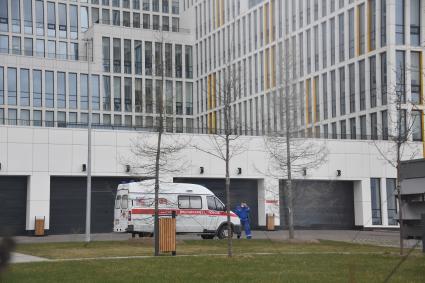 Москва. Автомобиль скорой помощи у медицинского центра `Новомосковский` в Коммунарке.