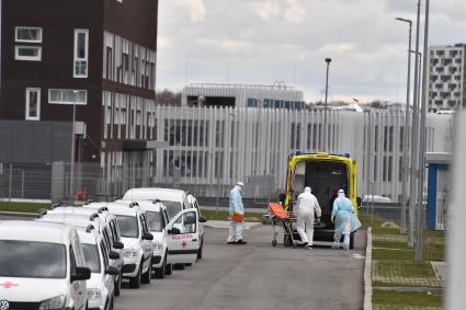 Москва. Сотрудники скорой реанимационной помощи у медицинского центра  `Новомосковский` в Коммунарке.