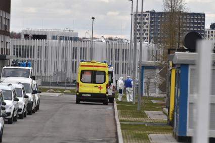 Москва. Сотрудники скорой реанимационной помощи у медицинского центра  `Новомосковский` в Коммунарке.