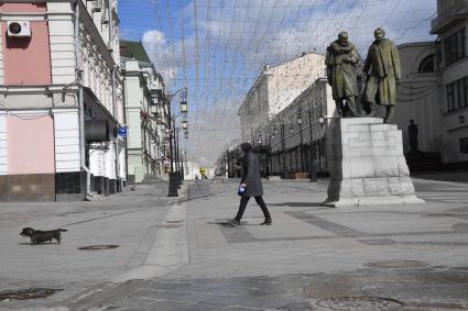 Москва. Мужчина с собакой в Камергерском переулке