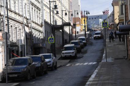 Москва. Вид на городскую улицу без пешеходов.