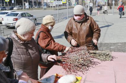 Барнаул.  Продажа вербы на улице.