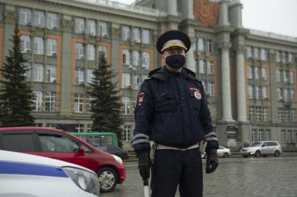 Екатеринбург. Сотрудник ГИБДД в медицинской маске  во время режима самоизоляции введенного для нераспространения коронавирусной инфекции COVID-19